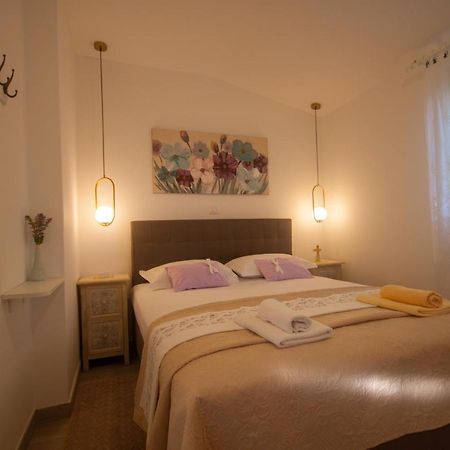 Apartments Cvelic Milovcic Malinska Buitenkant foto