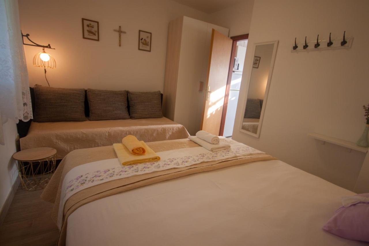 Apartments Cvelic Milovcic Malinska Buitenkant foto