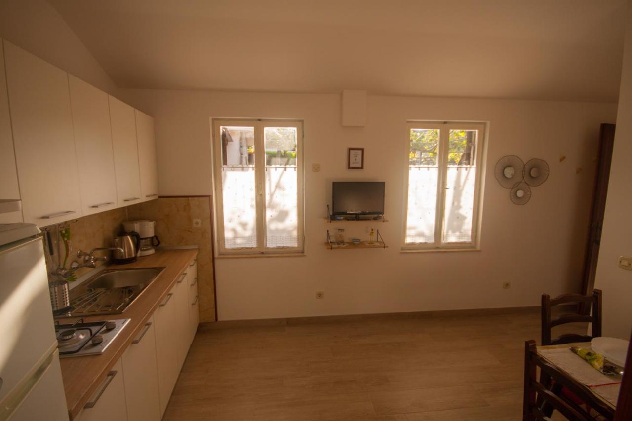 Apartments Cvelic Milovcic Malinska Buitenkant foto