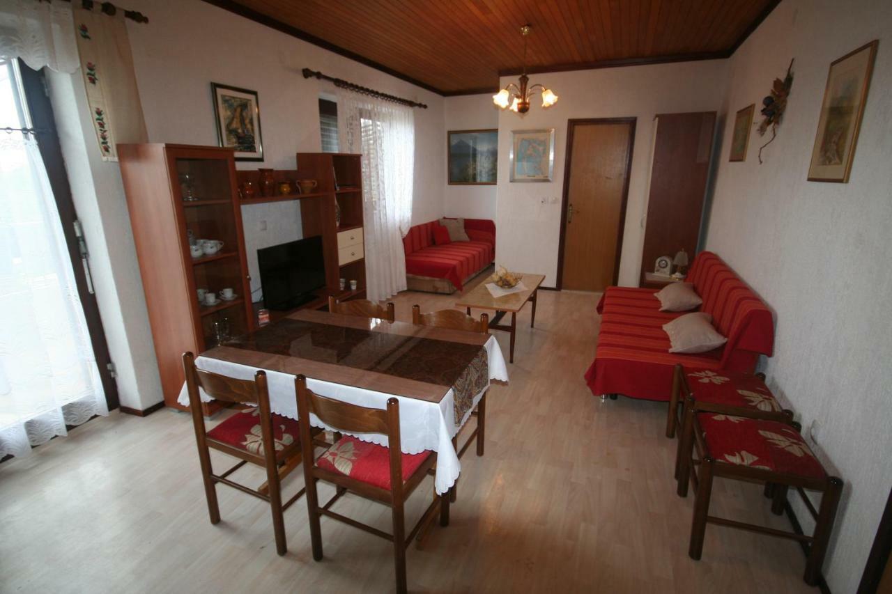 Apartments Cvelic Milovcic Malinska Buitenkant foto
