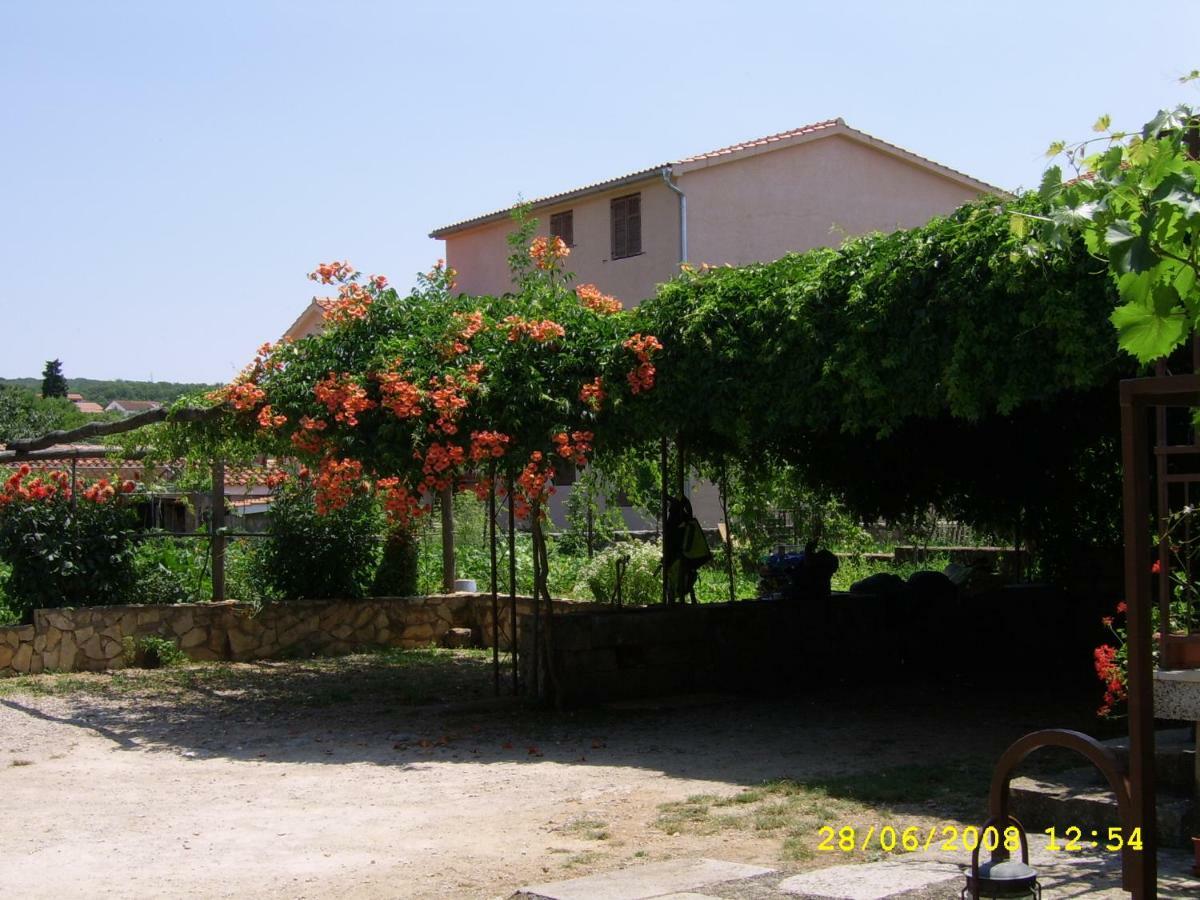 Apartments Cvelic Milovcic Malinska Buitenkant foto