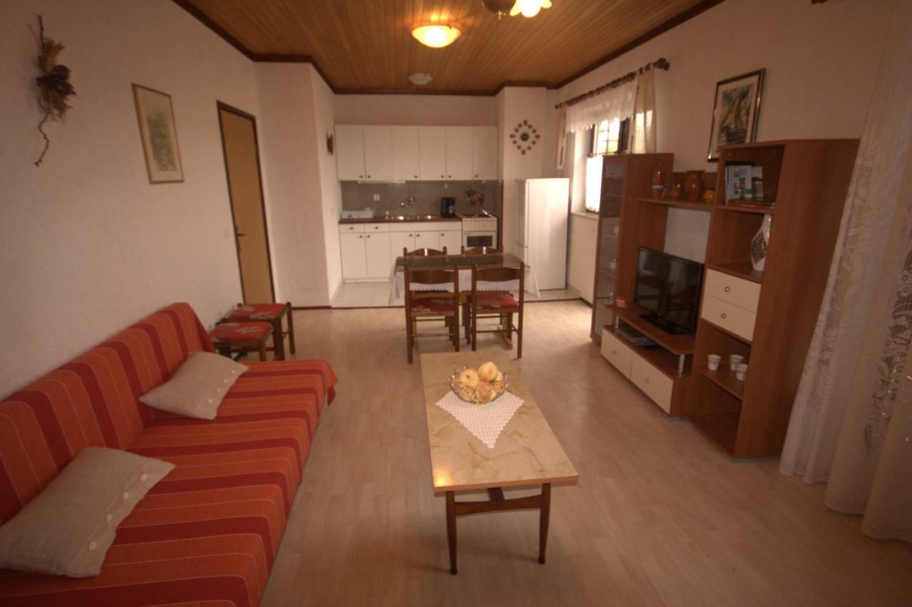 Apartments Cvelic Milovcic Malinska Buitenkant foto
