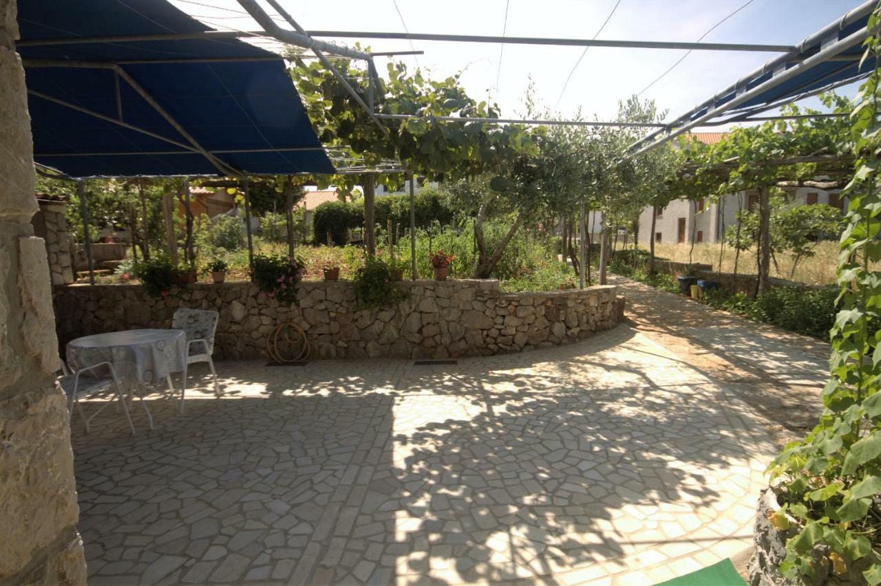 Apartments Cvelic Milovcic Malinska Buitenkant foto