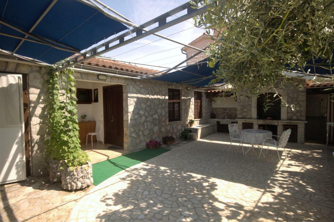 Apartments Cvelic Milovcic Malinska Buitenkant foto