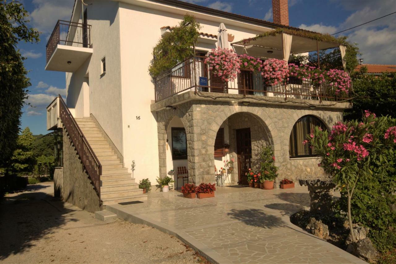 Apartments Cvelic Milovcic Malinska Buitenkant foto