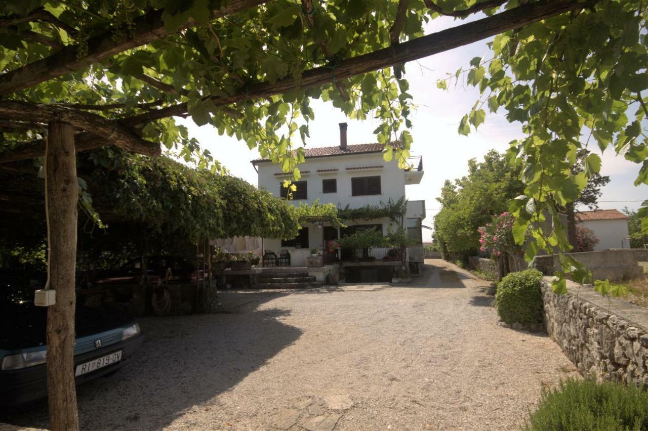 Apartments Cvelic Milovcic Malinska Buitenkant foto