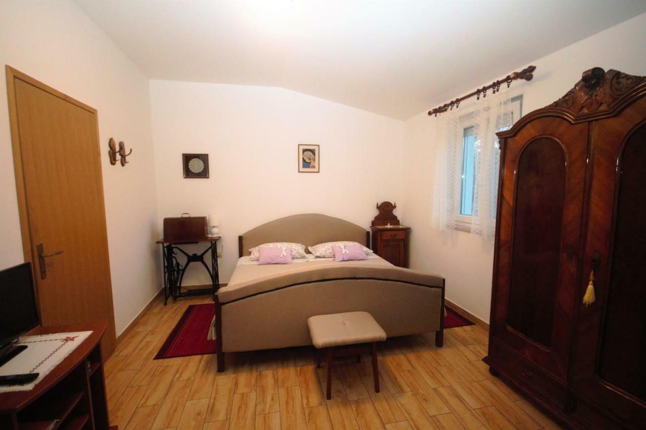 Apartments Cvelic Milovcic Malinska Buitenkant foto